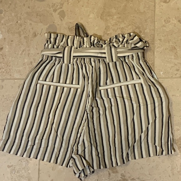 ✨FLASH SALE✨ Zara high-waisted shorts - Picture 2 of 4